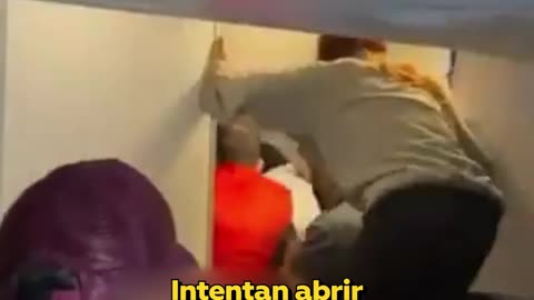 Atan a un pasajero de este vuelo después de que casi causara una catástrofe