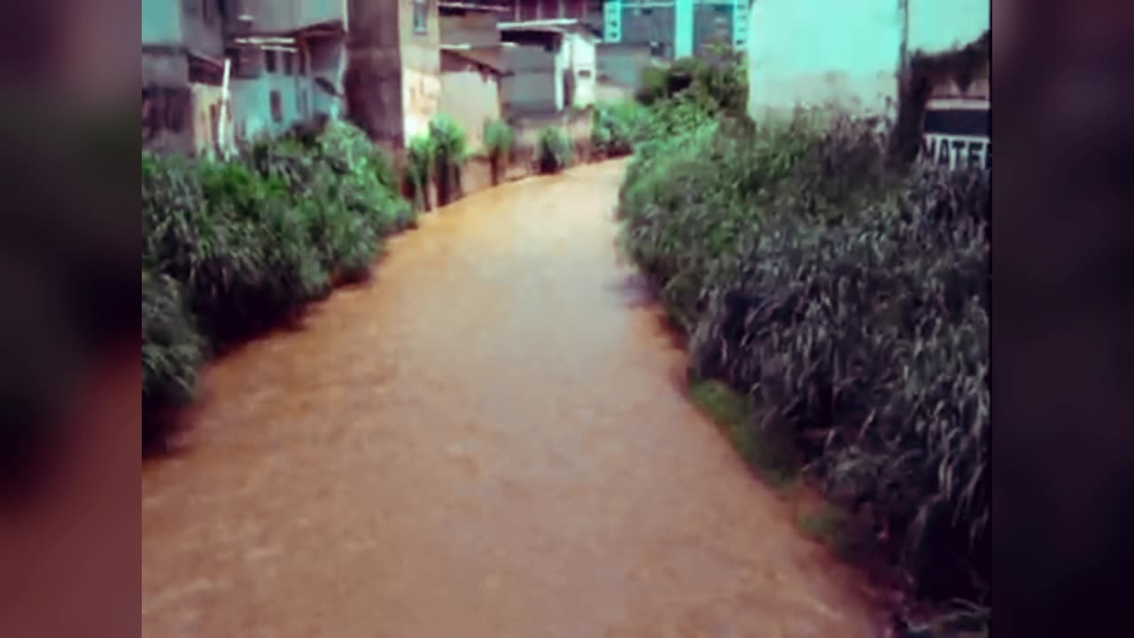 2009 Rio Caratinga em janeiro de visto da ponte da Travessa Santos Mestres