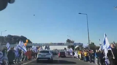 ישראלים רבים מכבדים את שירי, אריאל וכפיר ביבס ז"ל בדרכם האחרונה.