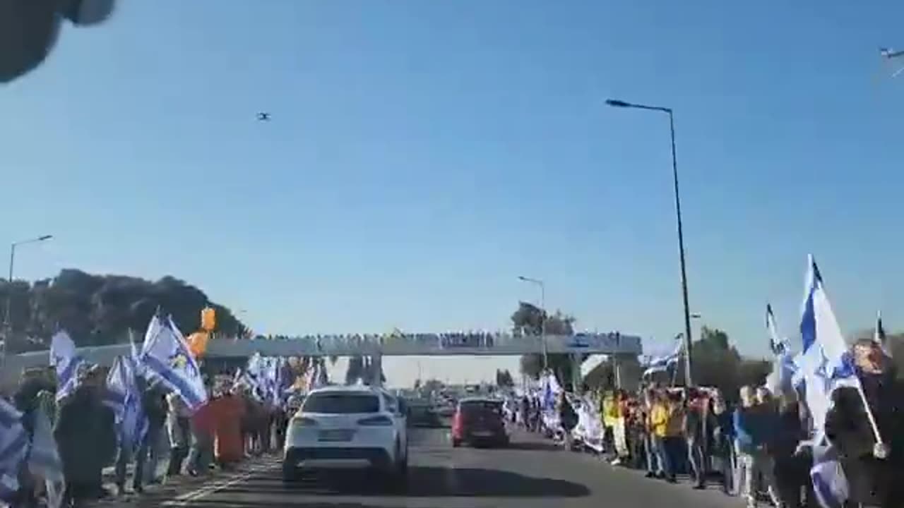 ישראלים רבים מכבדים את שירי, אריאל וכפיר ביבס ז"ל בדרכם האחרונה.