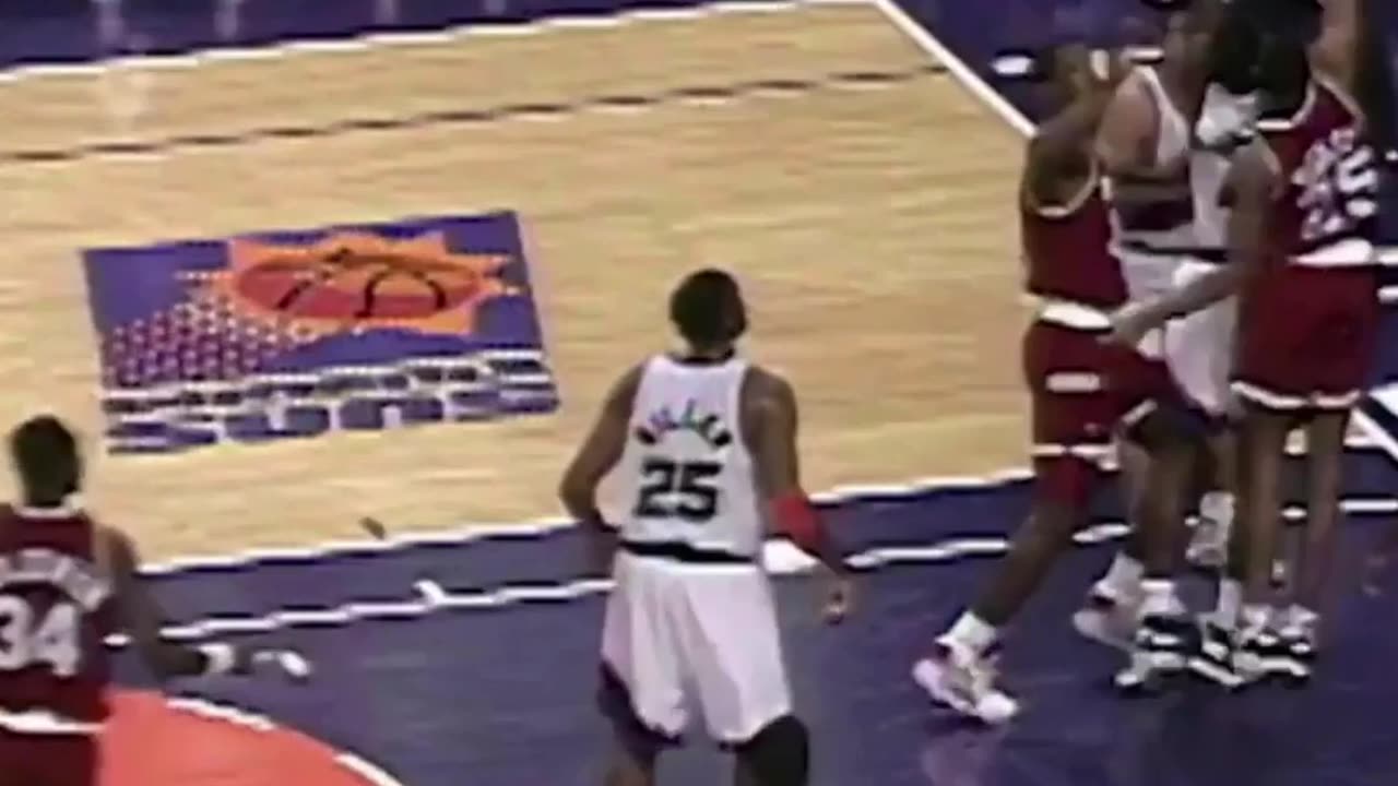 Robert Horry Slam Dunk Show vs. Suns! 🎄🏀 #RobertHorry #ChristmasDay #NBADunks