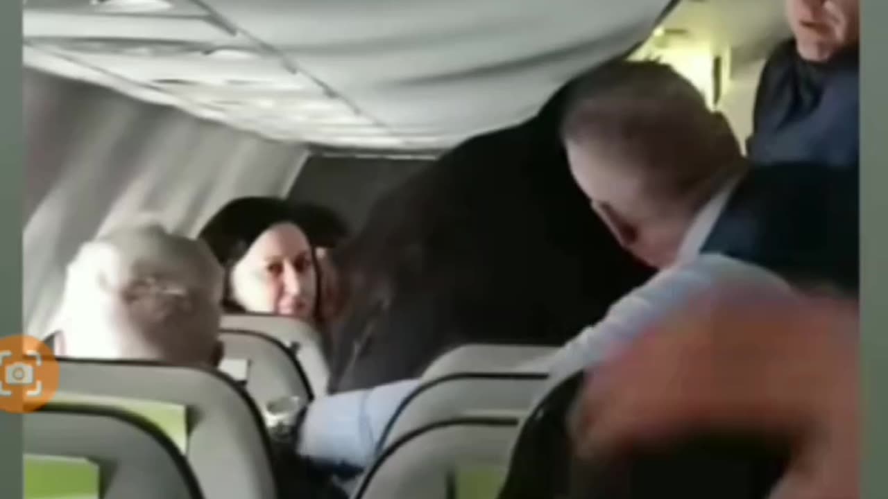 ATENCION imagenes sensibles, PEGAN a pasajero de AVION mientras sufre ataque 😱😱💉📡🧲🆘🔬