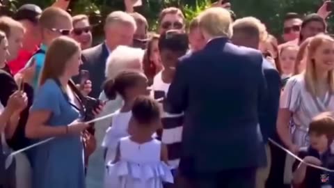 Giáng sinh vui vẻ với Tổng thống thứ 47 Donald J. Trump và Đệ nhất phu nhân Melania