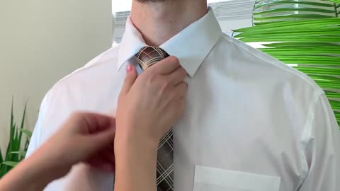 How to Tie a Tie Easy Under 60 Seconds | The Four in Hand Knot