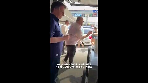 Angra dos Reis/RJ, 27/02. Presidente Jair Bolsonaro Tomando o Seu Famoso Caldo de Cana.🇧🇷🇺🇲