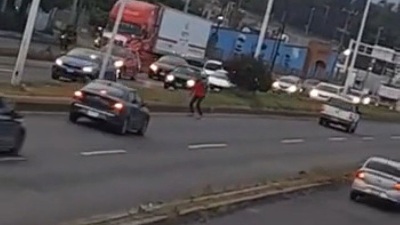 Guy Committing Insurance Fraud By Trying To Jump In Front Of A Car Gets Instant And Painful Karma