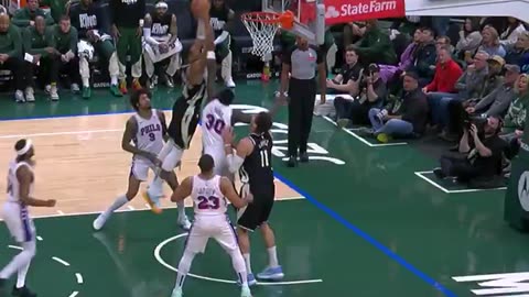 NBA - GIANNIS FLIES IN FOR THE PUTBACK SLAM ✈️