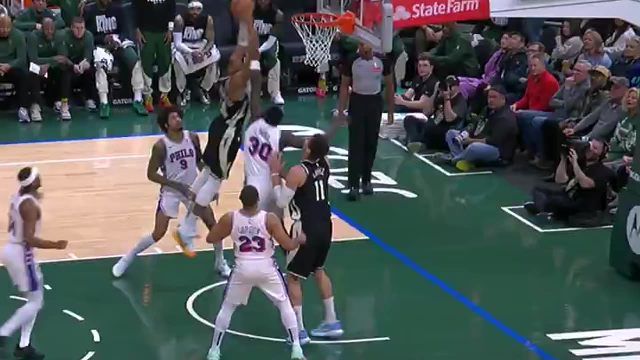 NBA - GIANNIS FLIES IN FOR THE PUTBACK SLAM ✈️