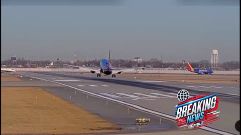 ✈️ Terrifying Moment at Chicago Midway Airport! 😨