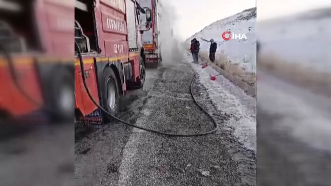 Sarıkamış’ta lastiği patlayan tır alev aldı