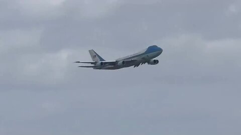 Donald_Trump_takes_victory_lap_at_Daytona_500_to_thunderous_cheers(360p)