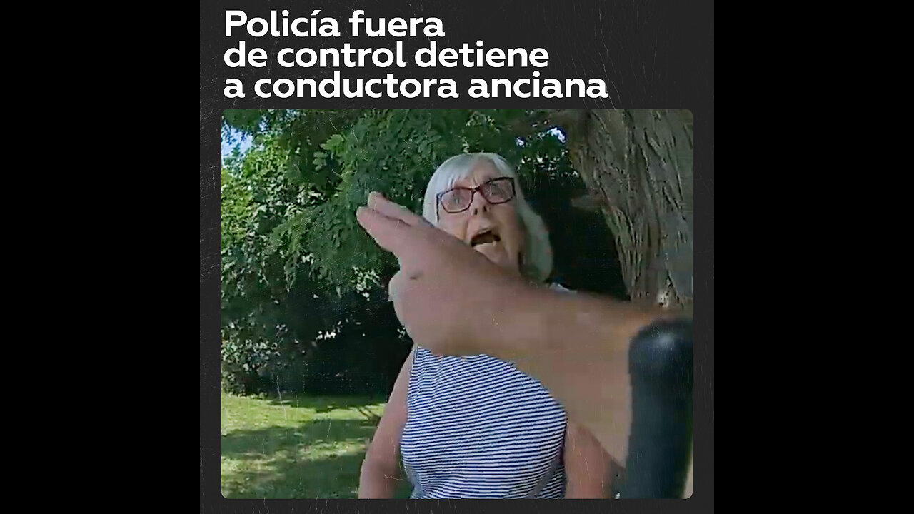 Un policía fuera de control detiene a mujer mayor por supuesta conducción negligente