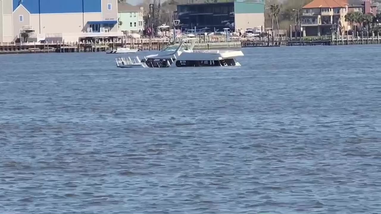 BOATS 🛥️ SUNKEN IN CLEAR LAKE, BERNARDO CONDE DE GALVEZ BAY, USA GULF OF MEXICO