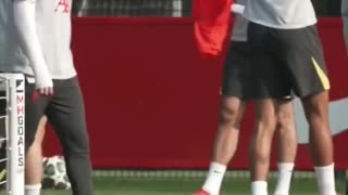 Trent Alexander Arnold wasn't happy with Mo Salah in training! 🥊😡