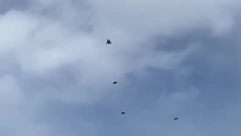 El momento en que los aviones de la Fuerza Aérea sobrevolaron la procesión fúnebre de Nasrallah