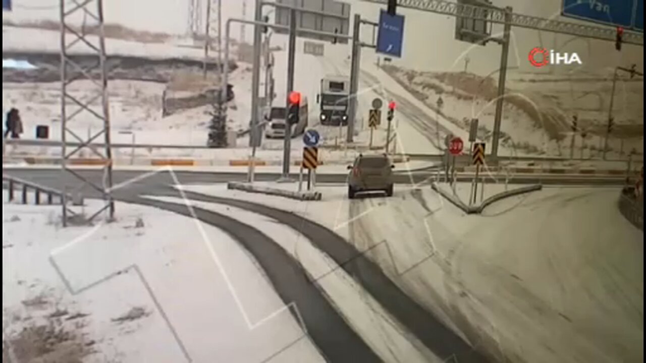 Ağrı’da çekici ile minibüs çarpıştı; 2’si ağır 8 yaralı