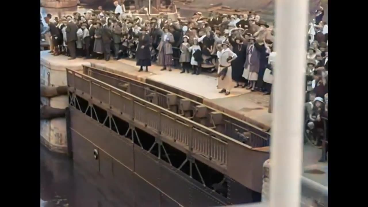 IJmuiden’s Mighty Locks: 1924 in Vibrant Color!