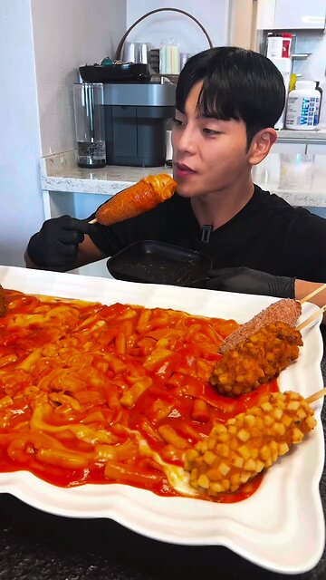 Follow for more ASMR videos🌮🍟 Credits: @sanghyukkwon #mukbang #asmr #fastfood #asmreating