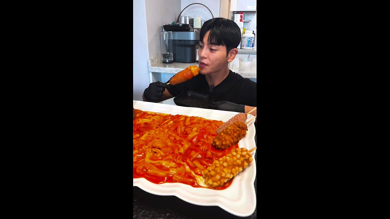 Follow for more ASMR videos🌮🍟 Credits: @sanghyukkwon #mukbang #asmr #fastfood #asmreating