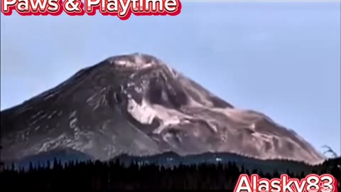 SAINT HELENS VOLCANO ERUPTING IN 1980 LOCATED IN WASHINGTON STATE