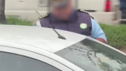 Un ciudadano grabó a un agente de tránsito en Girón recibiendo dinero