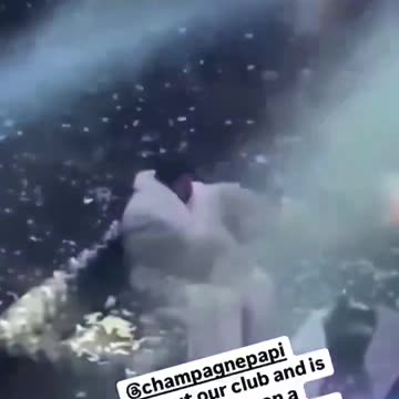 Drake rented a whole club to himself just to gamble & listen to Sabrina Carpenter 😭