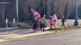 Portland — A black clad anarchist dwarf confronts a family of Trump supporters at ...