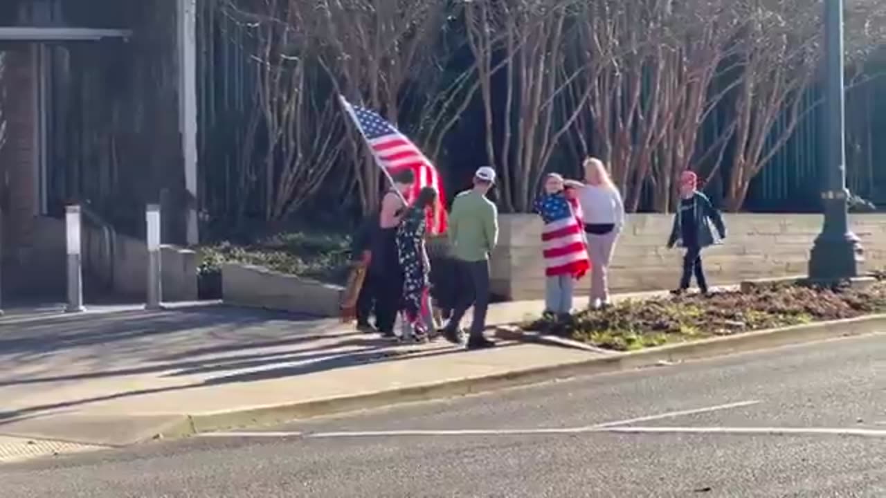 Portland — A black clad anarchist dwarf confronts a family of Trump supporters at ...