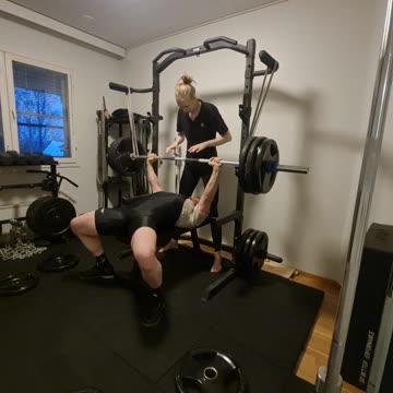 Benchpress with bands 160kg