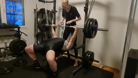 Benchpress with bands 160kg