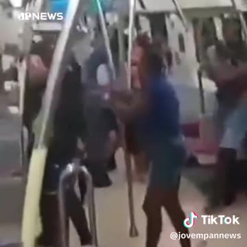 Widespread fight in the Salvador metro in the early hours of Carnival in 2025