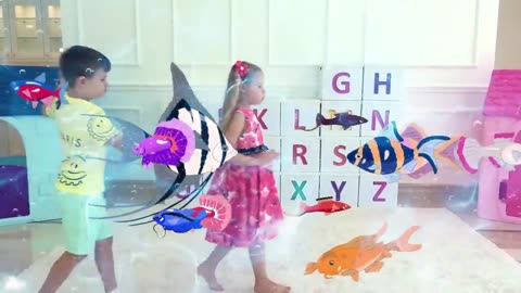 Roma and Diana learn the alphabet / ABC song