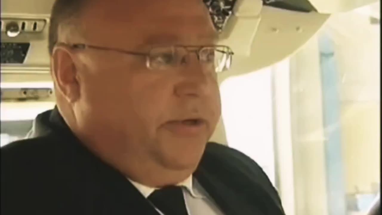 Pilot sees UFO in UK 2006