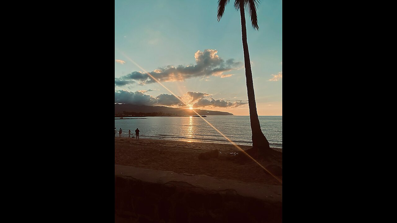 A beautiful sunset at Haleiwa Beach Park w/ da Ohana๐ซถ๐พ๐๐พ๐ค๐พ