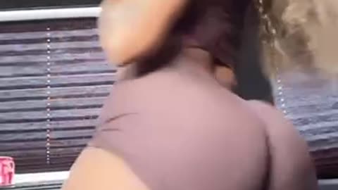 Brown skin girl twerk.