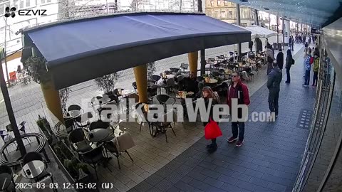 BalkanWeb siguron videon, momenti kur makina me shpejtësi shkon drejt njerëzve në Gjermani