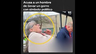 Mujer discute con un hombre y lo acusa de llevar un gorro con símbolos políticos