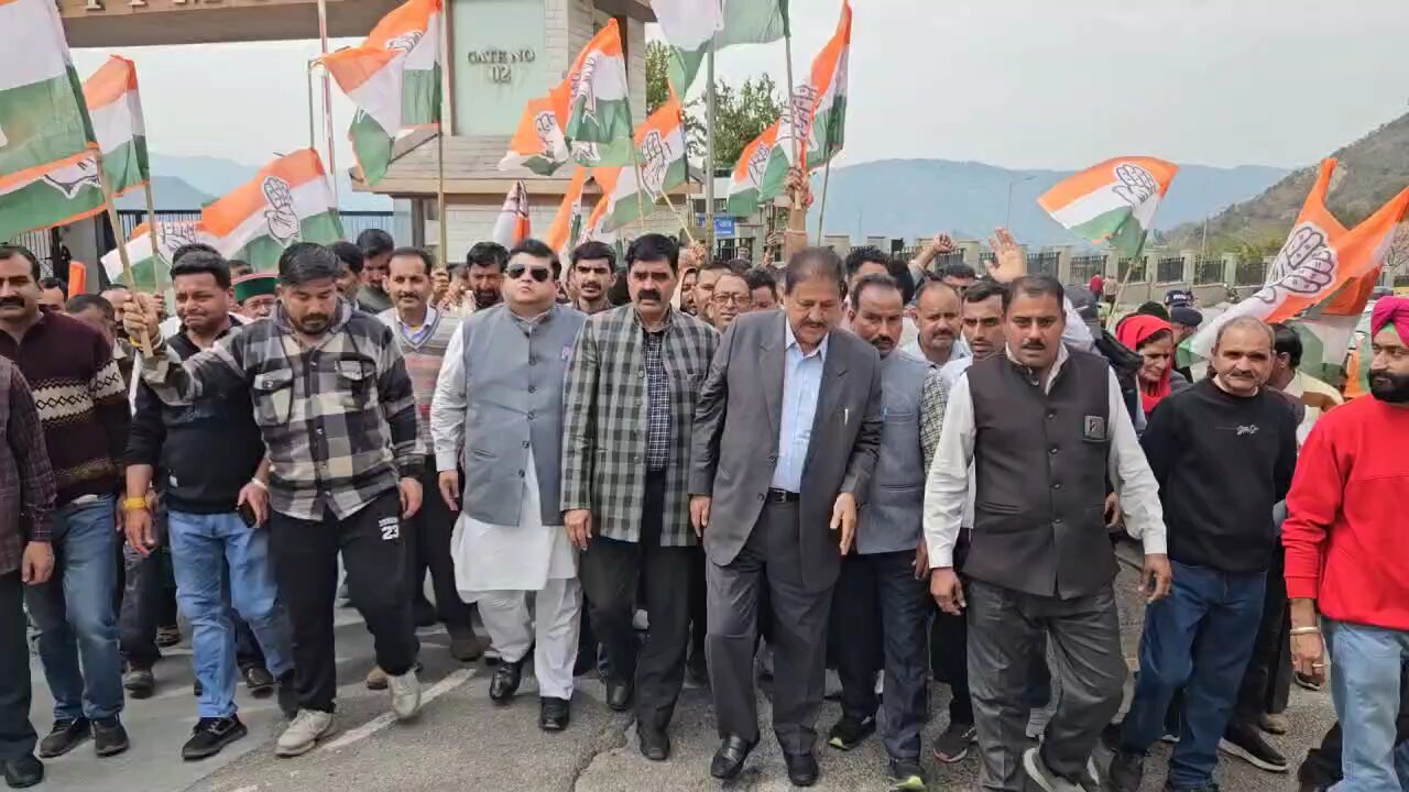 पूर्व मंत्री रामलाल ठाकुर के नर्त्तेत्व मे एम्स के बाहर धरना