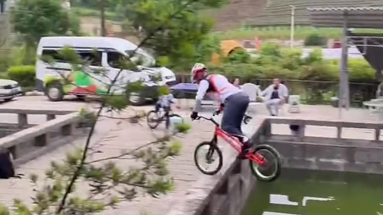 You'll be amazed by this cycling stunt! 😱 #Trending 📺 #ViralVideo 😂 #FunnyVideos 🎥 #Shorts 📈 #Growth