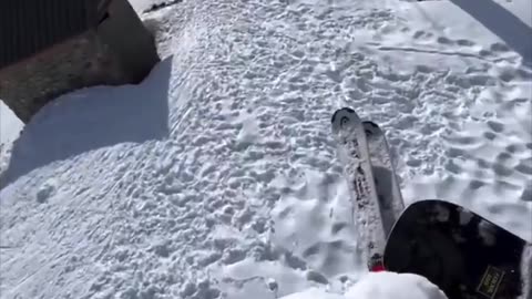 Esquiador lanza una enorme bola de nieve desde un telesilla a la cabeza de un turista