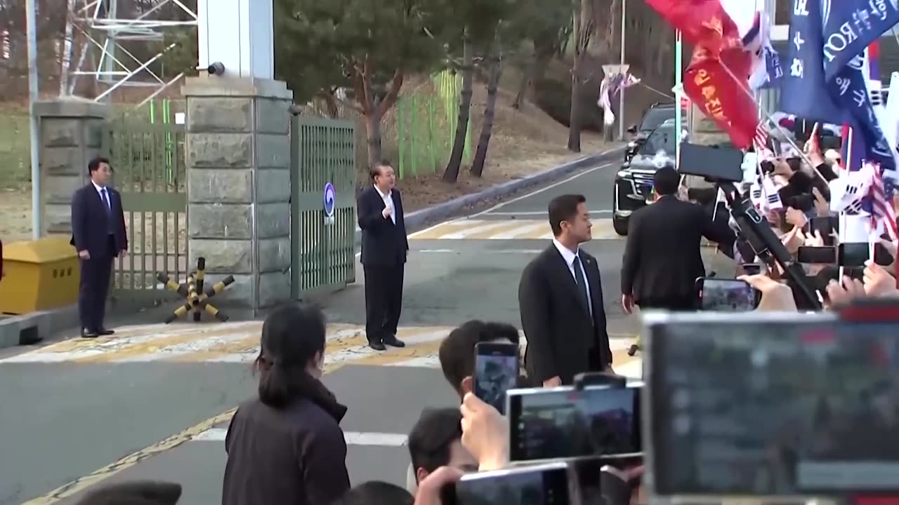 South Korean President Yoon leaves jail and greets supporters