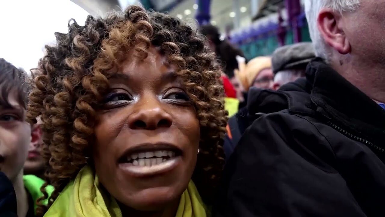 Londoners flock to festive Christmas meat auction | REUTERS