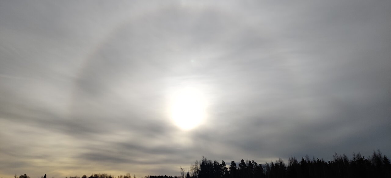 7.3.2025: White trails, sun halo, weird clouds