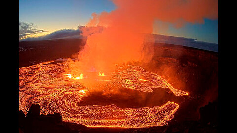 Live of Mount Kilauea erupting in Hawaii