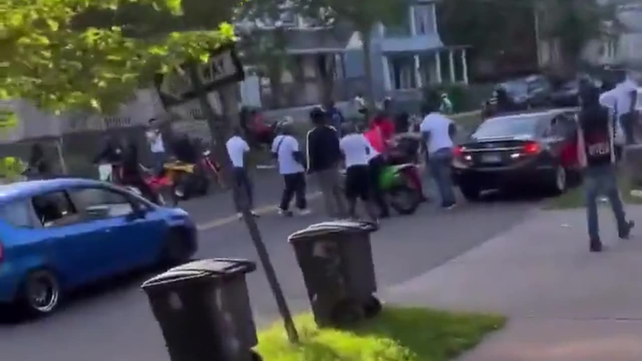 Dude gets his car stolen and jumped by the whole hood