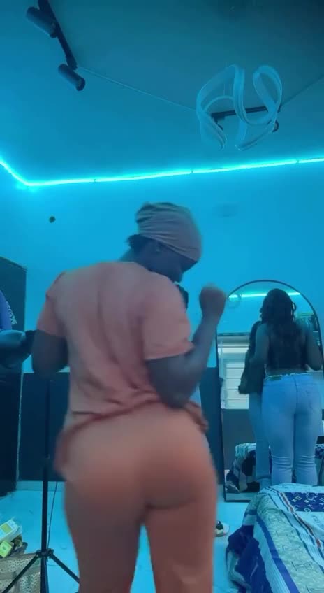 This is what girls do when theyre alone..