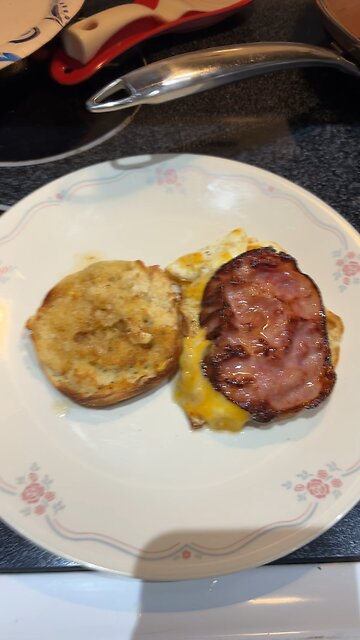 Easy breakfast meal. Cooking is therapy. Become a great chef that can feed many in the future 👽