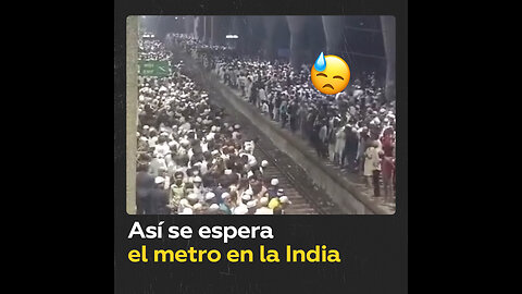 Demasiada gente esperando el metro en la India