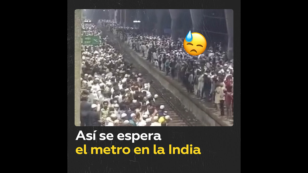 Demasiada gente esperando el metro en la India