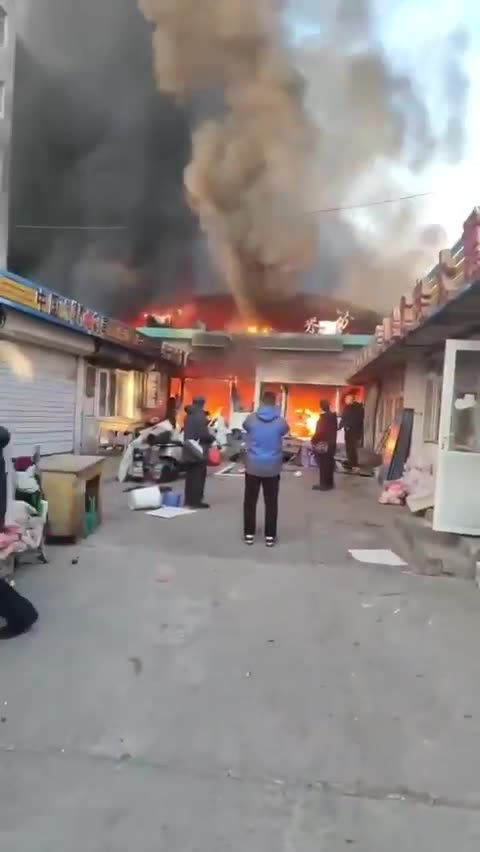 MARKET FIRE IN CHINA KILLS 8, INJURES 15